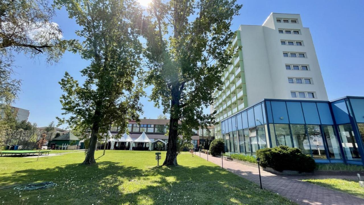 Hotel Magistern Konferencia Es Wellnesshotel Siofok Bagian luar foto