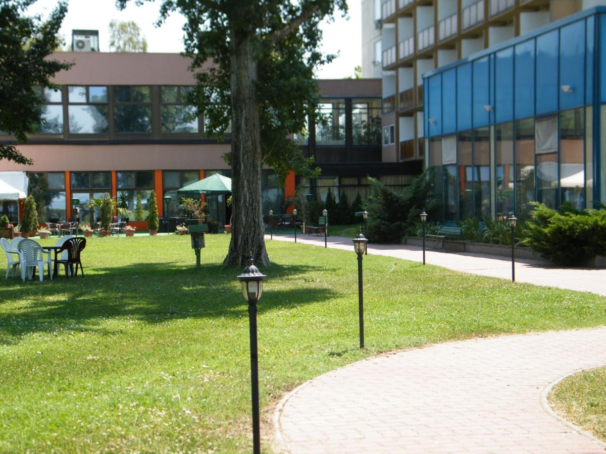 Hotel Magistern Konferencia Es Wellnesshotel Siofok Bagian luar foto