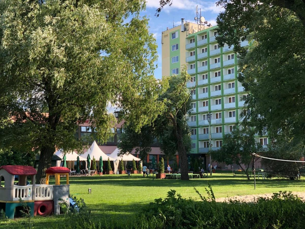 Hotel Magistern Konferencia Es Wellnesshotel Siofok Bagian luar foto