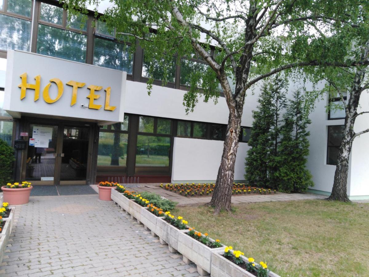 Hotel Magistern Konferencia Es Wellnesshotel Siofok Bagian luar foto
