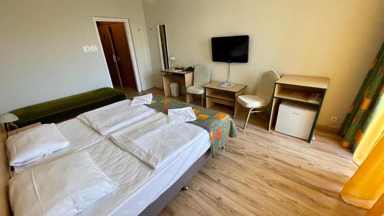 Hotel Magistern Konferencia Es Wellnesshotel Siofok Bagian luar foto