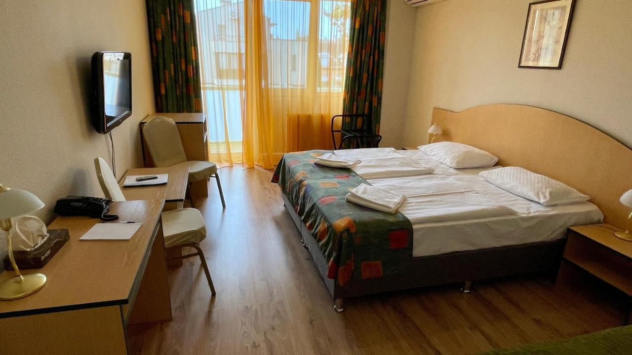 Hotel Magistern Konferencia Es Wellnesshotel Siofok Bagian luar foto