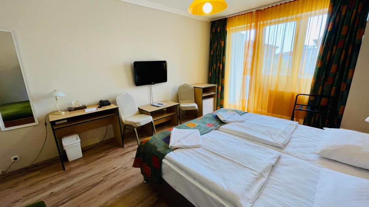 Hotel Magistern Konferencia Es Wellnesshotel Siofok Bagian luar foto